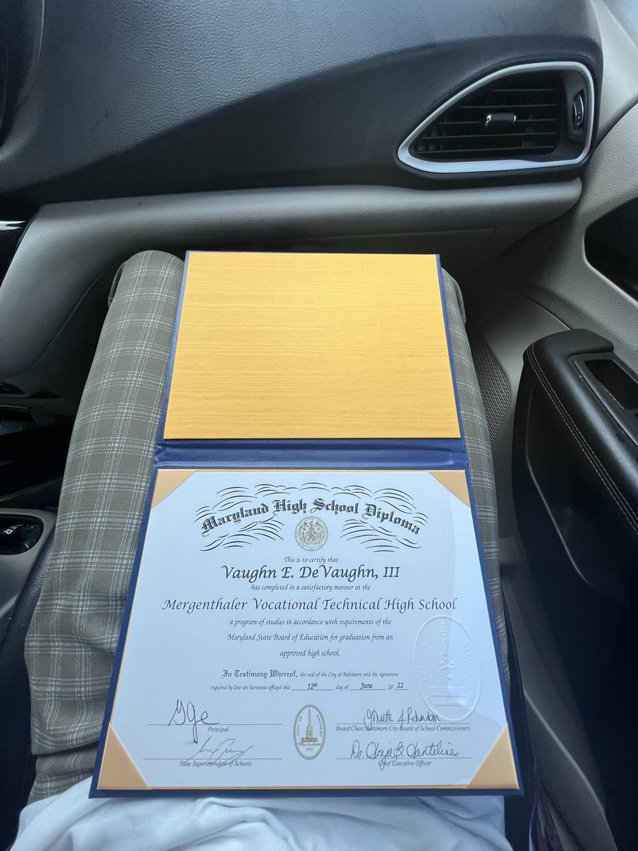 V_devaughn3's tweet image. We outta here👨🏿‍🎓! #7Strong #co2022