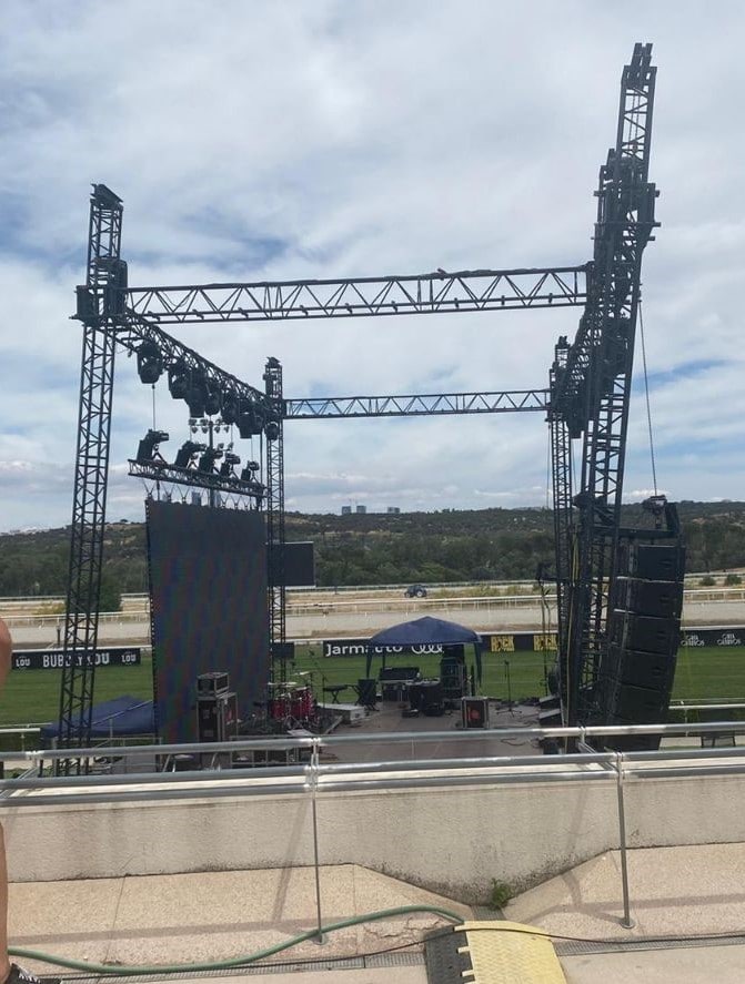 Desde  <a href="/PlataformaPEATE/">PEATE</a>  hacemos un llamamiento a los promotores y trabajadores para que el umbral de alerta en los montajes siempre sea máximo.
Exigimos de las administraciones la máxima atención y diligencia en la toma de medidas para que accidentes no vuelvan a suceder.