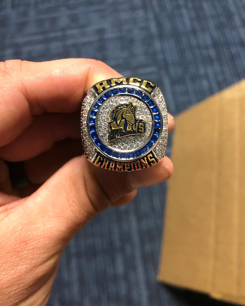 MedailleMBB's tweet photo. 2021-22 AMCC Championship Rings are 🔥 #RingSZN https://t.co/Jpu3wAd88W