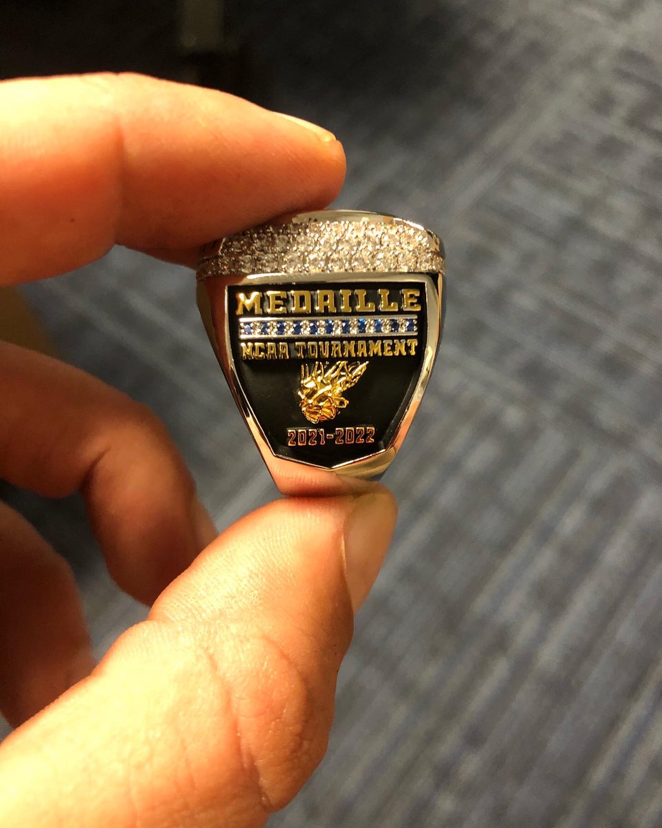 MedailleMBB's tweet photo. 2021-22 AMCC Championship Rings are 🔥 #RingSZN https://t.co/Jpu3wAd88W