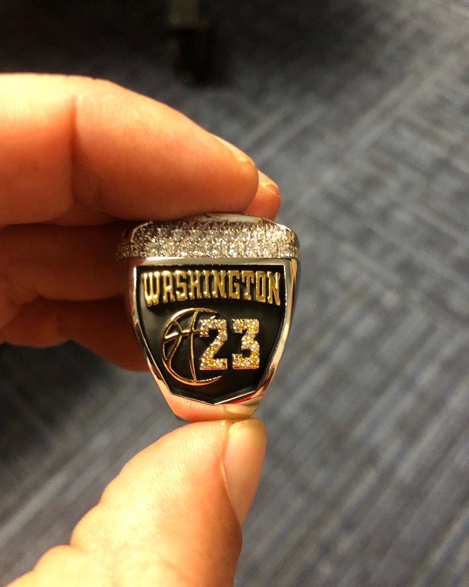 MedailleMBB's tweet photo. 2021-22 AMCC Championship Rings are 🔥 #RingSZN https://t.co/Jpu3wAd88W