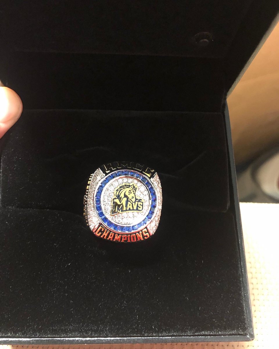 MedailleMBB's tweet photo. 2021-22 AMCC Championship Rings are 🔥 #RingSZN https://t.co/Jpu3wAd88W