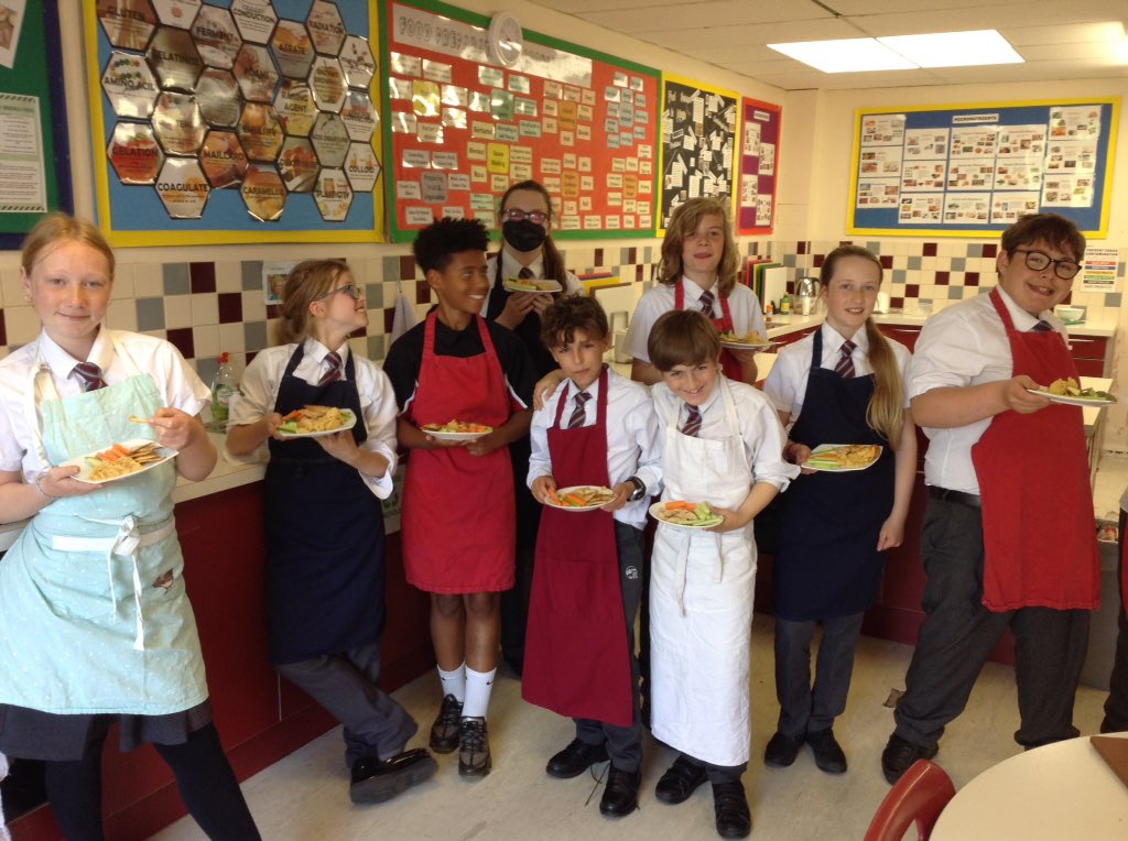 DAT_StKaths's tweet photo. Yr 7 made hummus, tortilla chips and crudités in enrichment this afternoon to celebrate healthy eating week 🍏🍎🍐🍌🍋🍊🍉🍇🍓🍑🍒🍈🍍🍅🍆🍠🌽🌶🍞 https://t.co/L5zDcTnY9p