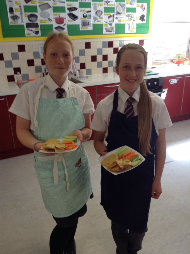 DAT_StKaths's tweet photo. Yr 7 made hummus, tortilla chips and crudités in enrichment this afternoon to celebrate healthy eating week 🍏🍎🍐🍌🍋🍊🍉🍇🍓🍑🍒🍈🍍🍅🍆🍠🌽🌶🍞 https://t.co/L5zDcTnY9p