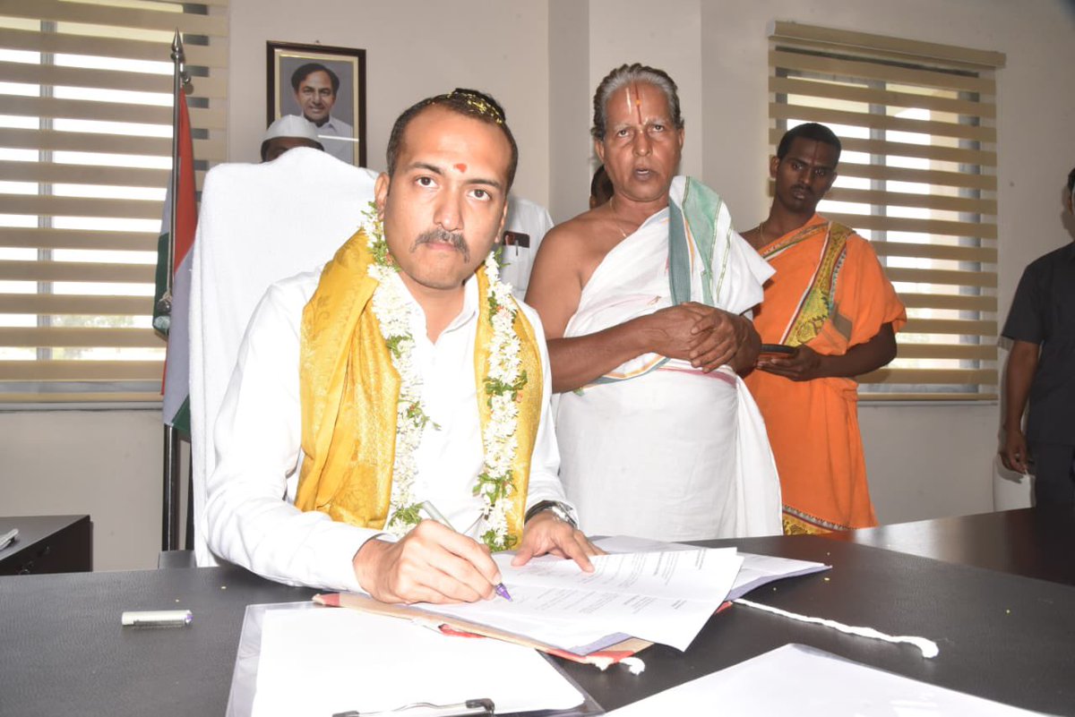 Collector_SDPT's tweet photo. Today morning took charge as Collector Siddipet. @THarishrao @TelanganaCMO @CS_Telangana . https://t.co/JxYpVwmXXQ