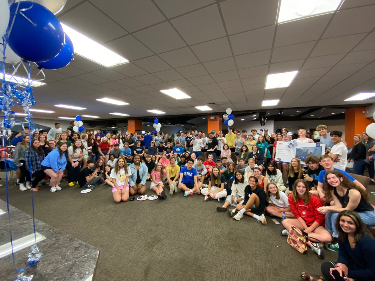 AprilHeyden's tweet image. Senior send off was a success! Congratulations class of 2022🎉