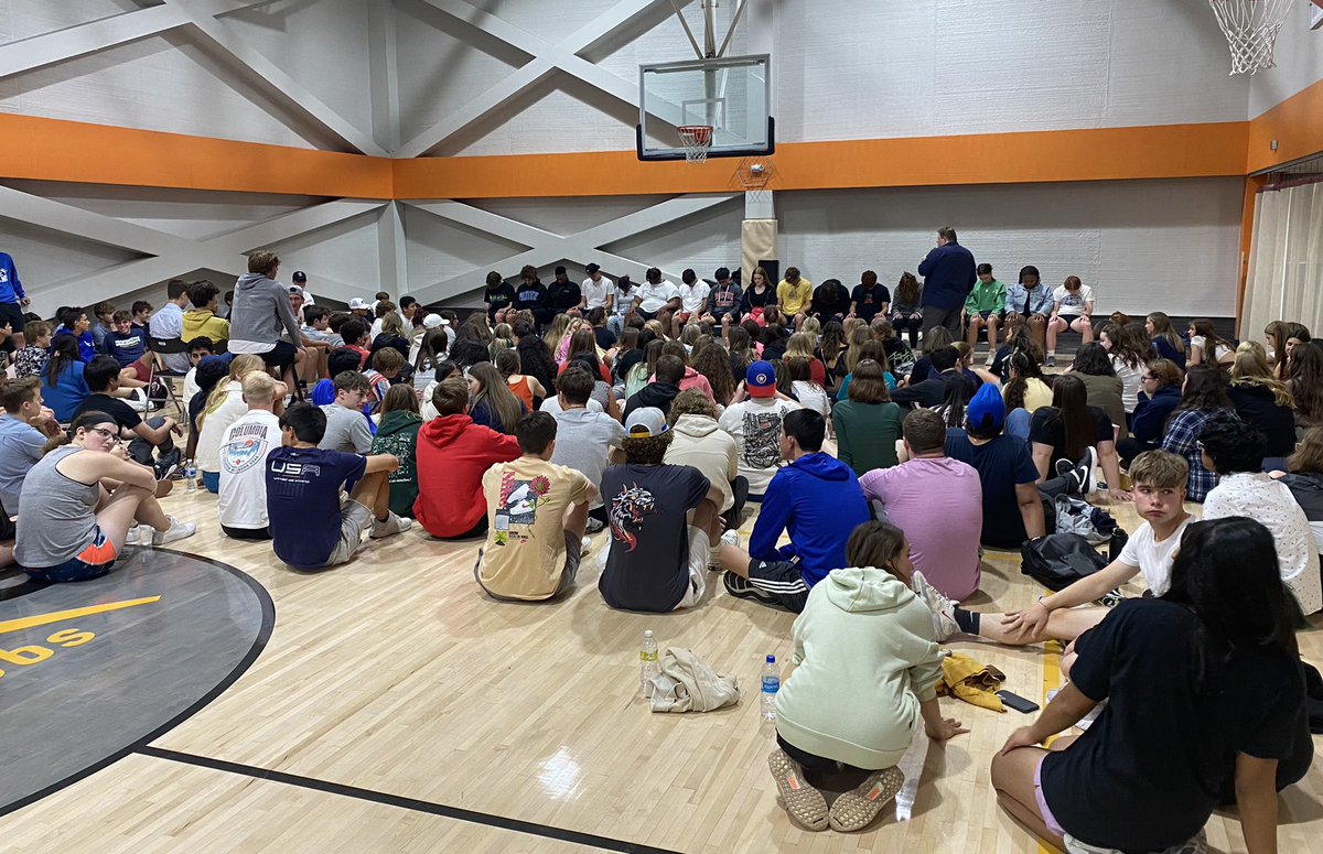 AprilHeyden's tweet image. Senior send off was a success! Congratulations class of 2022🎉