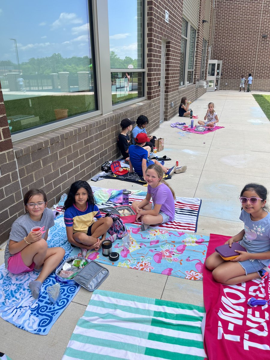 Ri_Garrison's tweet photo. 3 days of school left calls for a beach picnic @HovatterES https://t.co/22miJda1O8