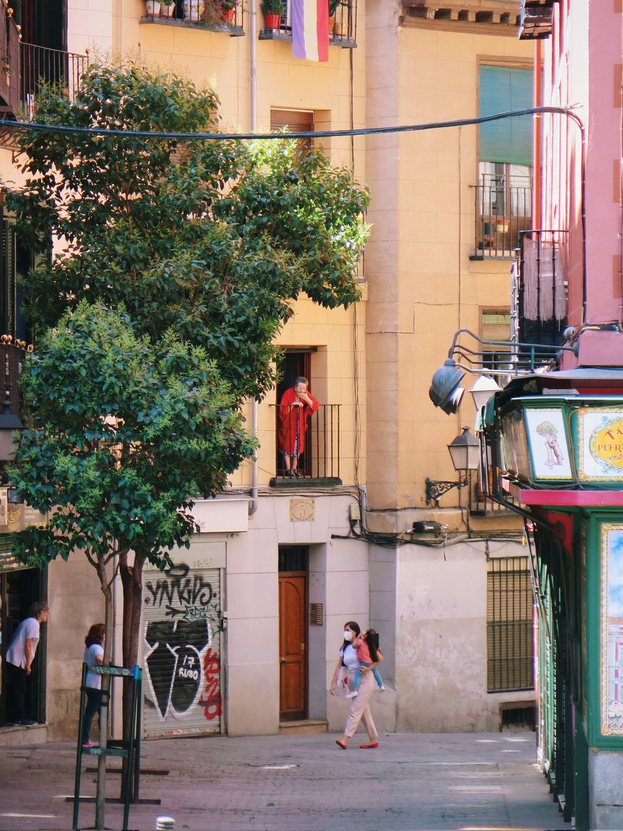 Two strangers, a little girl and an abuela, share a secret exchange blowing each other a kiss 💕