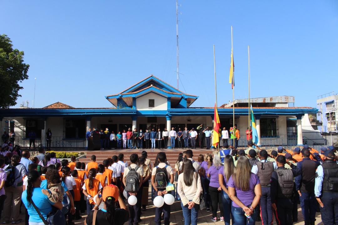 johanitakenpo's tweet photo. #13Jun Participamos en el lunes cívico desde nuestra plaza Santiago Mariño junto a los organismos de seguridad y prevención ciudadana y los patrulleros escolares para el fomento de la cultura en nuestro municipio #MundoDePaz https://t.co/31ZoUCDdx1