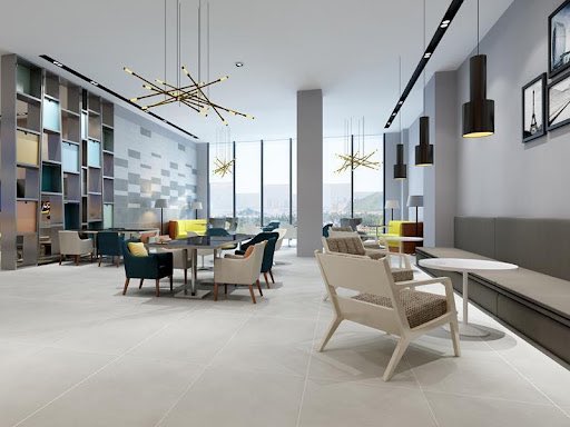 البورسلان اللامع والمطفي  الفرق بينهم مميزاتهم وافضل اماكن استخدامهم والستايلات المناسبه لهم  :البورسلان اللامع من مميزاته يعطي اتساع للمكان كأنه مرايه وشعور بنظافه وايضاً سهولة تنظيفه  رائع بالمجالس والصالونات يعكس الضوء ويعطي شعور بأن البيت مُشع منور يفضل تكون مقاساته كبيره