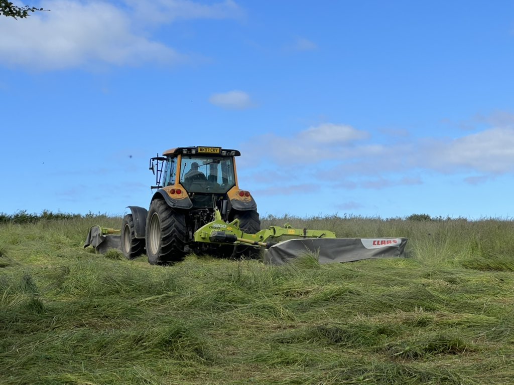 newlandfarm's tweet photo. One man went to mow 🎶 #teamValtra #ClaasDisco https://t.co/4JNvRtyfRe