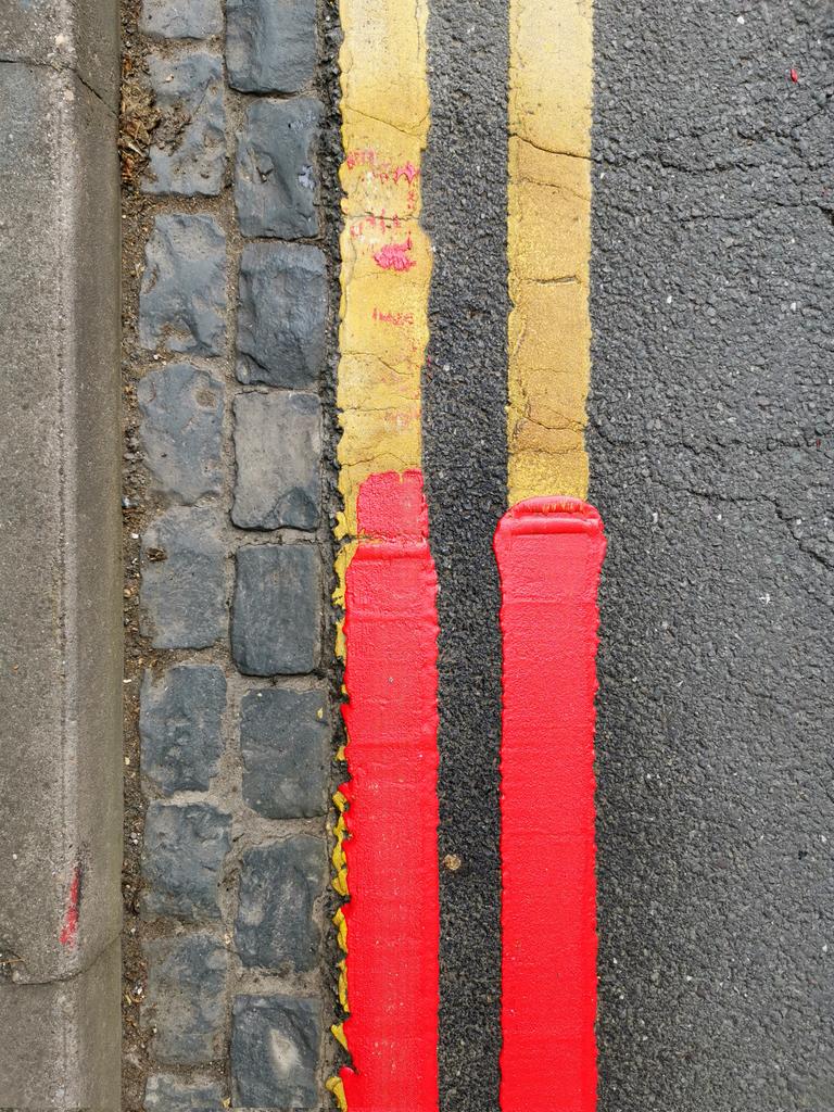 staffswayman's tweet photo. In #Shelton the....
'Lines they are a changin'
#StokeOnTrent
#doubleyellow
#doublered https://t.co/2Q7C7iPwMk