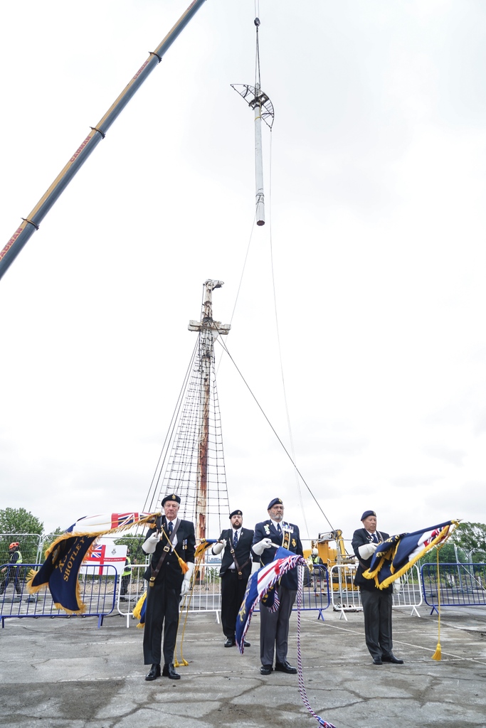GalliardHomes's tweet photo. 📸 Here's a #throwback to last week when we joined @wavensmere for the mast de-rigging ceremony at #BarrelmansPoint, HMS Ganges. This was a very special day marking both the Grade II listed mast and 46 years since the last parade was held.
#ShotleyGate #HMSGanges https://t.co/rhuqiuqdFx