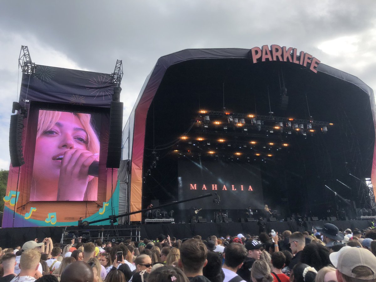 _abb_ey's tweet photo. From seeing her in a random birmingham pub in 2018 to the parklife main stage in 2022. Still the most down to earth, lovely person, what a QUEEN. Proud is an understatement ❤️❤️🥵🥵 @mahalia https://t.co/p6wAMVn5av