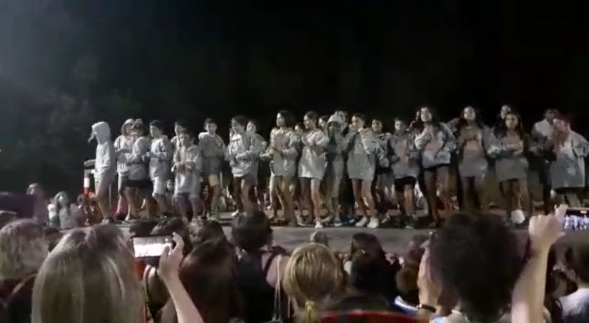 Dissabte vam fer la festa per acomiadar el curs i a l'alumnat de sisè.
Moltes gràcies a tots els assistents i en especial a totes aquelles persones que l'han fet possible!