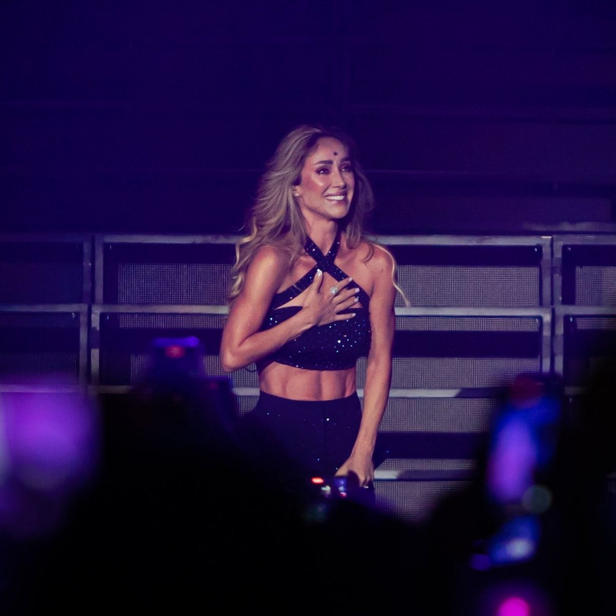 AnahiBrasil's tweet photo. Hay certas cosas que nunca cambiam... 💜✨ @Anahi https://t.co/3hrxxQ2UhO