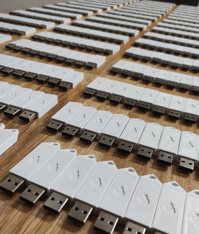 Para_tope's tweet photo. Thanks to @printrhub we are ending the first group of USB production for @playskyclimbers 😏 https://t.co/EO6KtXAtHi