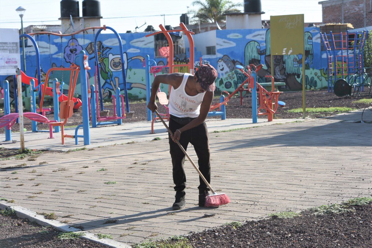 LorenaAlfaroG's tweet photo. El trabajo sociedad y gobierno nos hace una mejor ciudad. En servicio comunitario, vecinos de Villas de San Cayetano limpiaron su #ParqueVecinal, porque tienen claro que el cuidar estos espacios es tarea de todas y todos. Apreciamos su disposición y compromiso #ConPasoFirme. https://t.co/iQlLd2D0qW