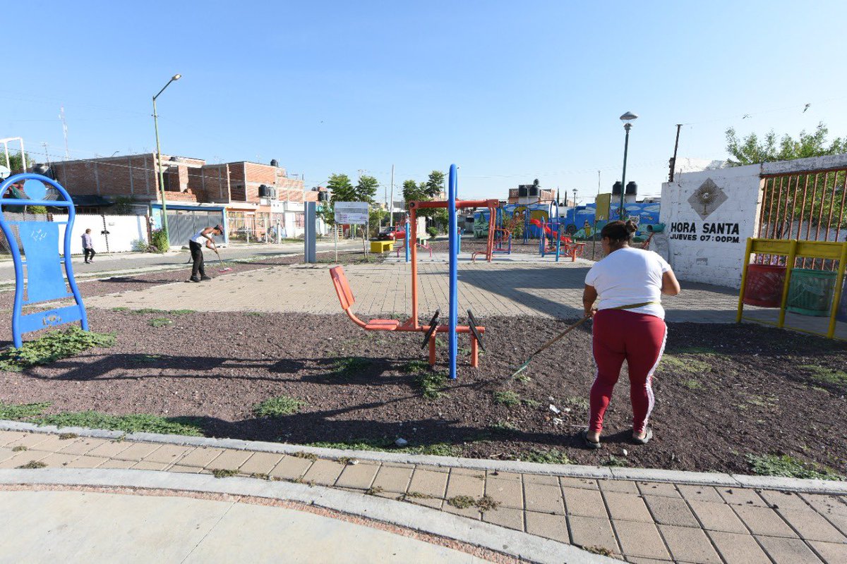LorenaAlfaroG's tweet photo. El trabajo sociedad y gobierno nos hace una mejor ciudad. En servicio comunitario, vecinos de Villas de San Cayetano limpiaron su #ParqueVecinal, porque tienen claro que el cuidar estos espacios es tarea de todas y todos. Apreciamos su disposición y compromiso #ConPasoFirme. https://t.co/iQlLd2D0qW