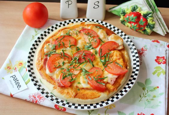 impudent_potato's tweet image. Пицца с двумя видами сыра и ветчиной

Ингредиенты
Тесто дрожжевое - 300 г
Кетчуп - 30 г
Ветчина - 150 г
Российский сыр - 70 г
Моцарелла - 70 г
Помидоры (томат) - 100 г
Петрушка - 10 г