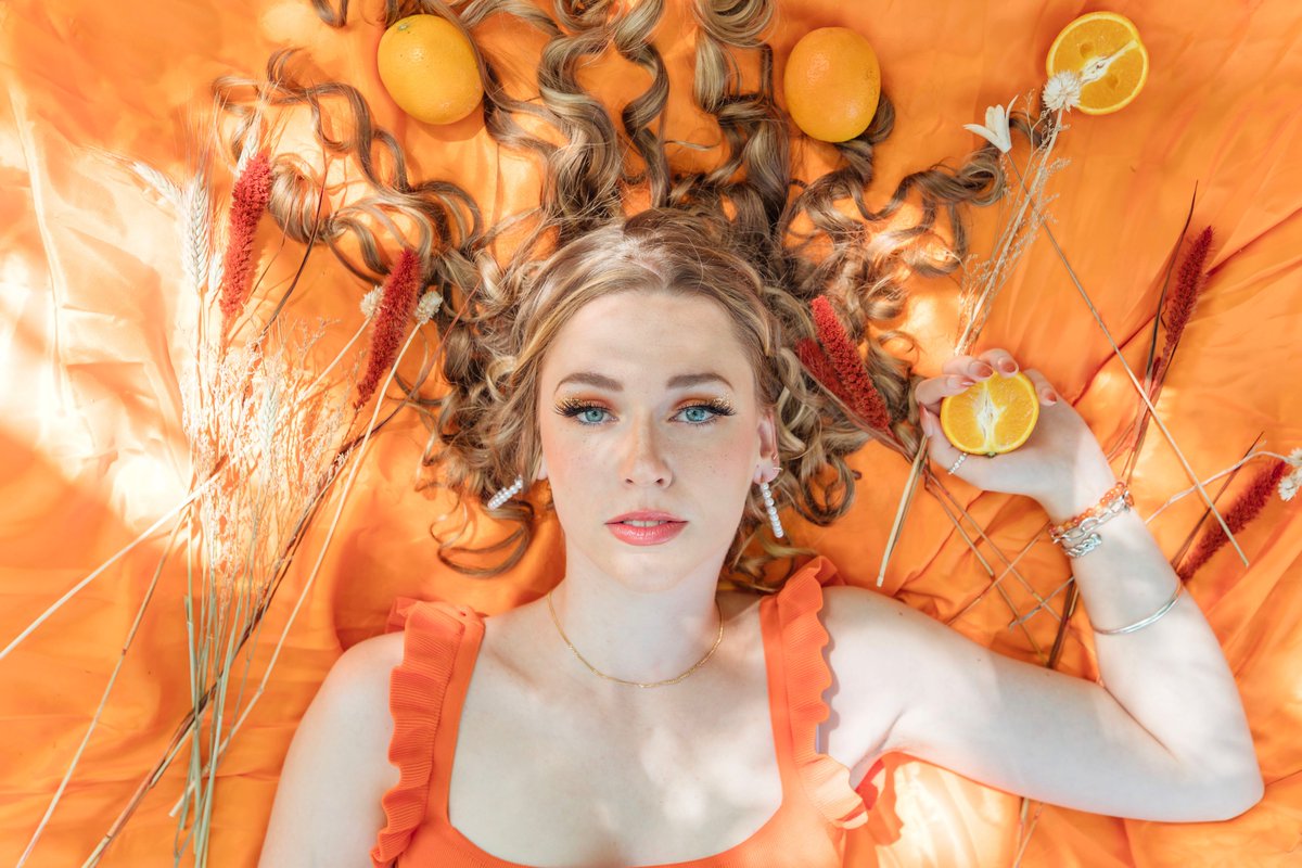 StefanCOLOMB's tweet image. Et voici la photo choisie pour le single "Orange Tree" de @mathilde_lemr qui sortira fin août ! C'est une photo de @solenedgyphoto
Orange Tree est une compo originale, bourrée d'été et de bonnes vibes 🌞, arrangée et produite par @StefanCOLOMB  🎧, au #studio36vichy