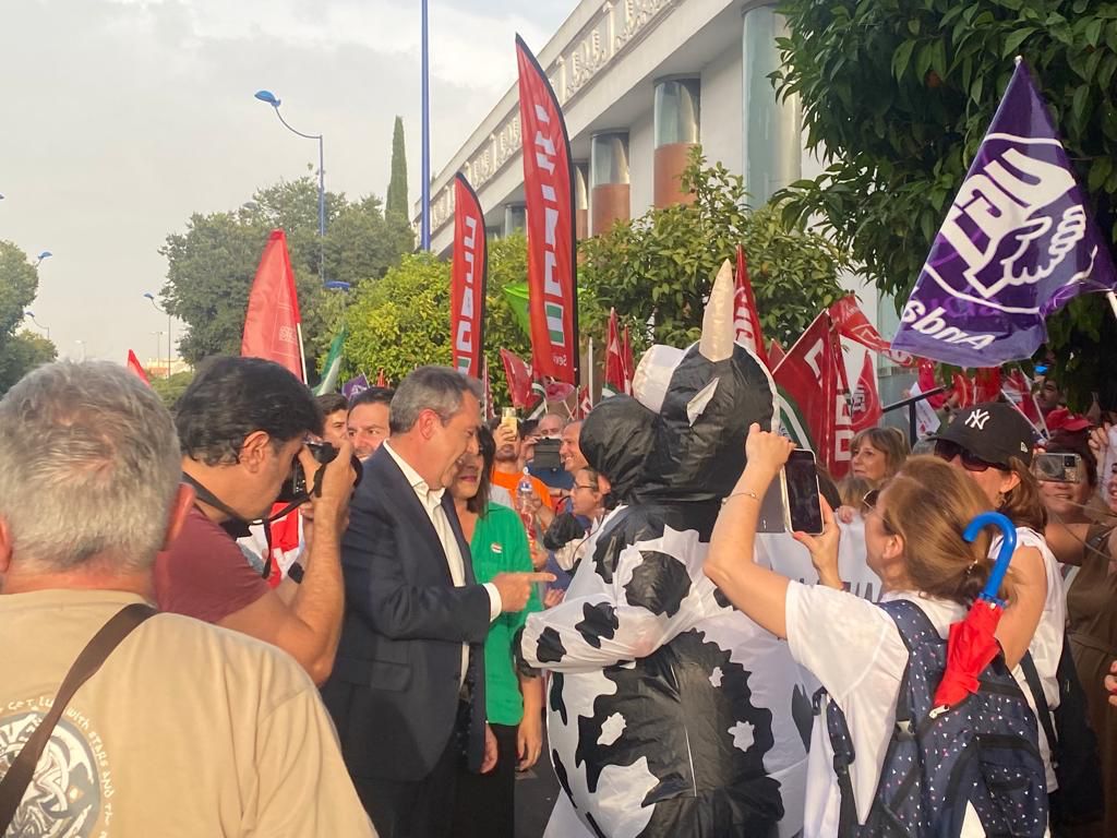 PSOE_Maracena's tweet photo. .@_JuanEspadas atiende a la vaca de Moreno Bonilla: ni ella está contenta con la gestión de las derechas.

El #19J es el momento, #SiVotamosGanamos y los agricultores han comprobado quién ha estado a su lado #VotaPSOE https://t.co/ey0pscBJPE