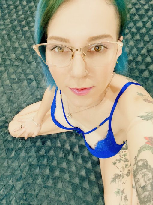 2 pic. Wünsche euch einen tollen wochenstart   🥰 gefällst dir mein Outfit?😘😘#sexy #bluehair #skinny #tattoo