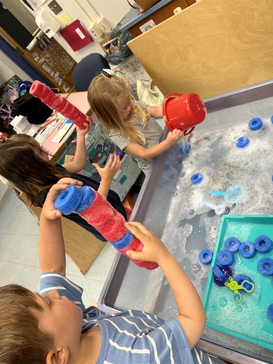 slevin_prek's tweet photo. Squeaky clean hands at the sensory table! 🫧 #fhleads #waterstudy https://t.co/ZaRvwWkkFF