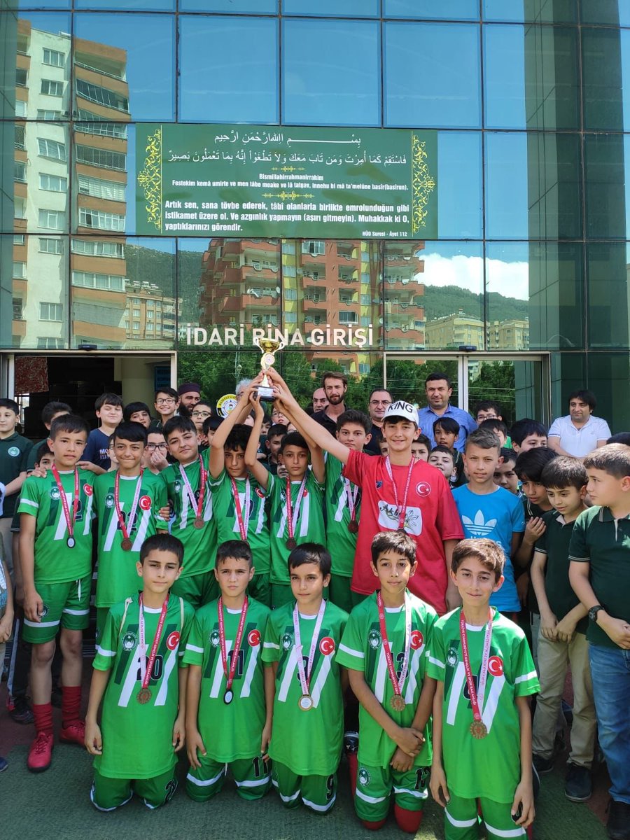 MEB Hafız (@mebhafiz) on Twitter photo 2022 Yılı Erkek Hokey Türkiye Şampiyonası’nda Örgün Eğitimle Birlikte Hafızlık Proje okulu olan
Kahramanmaraş 15 Temmuz Şehitler İmam Hatip Ortaokulu öğrenci takımımız, Türkiye 3.sü oldu. Öğrencilerimizi tebrik ederiz. 👏<a href="/yilmaznazif/">Nazif Yılmaz</a> <a href="/mehmetnezirg/">mehmet nezir gül</a> <a href="/meb_dinogretimi/">MEB Din Öğretimi Genel Müdürlüğü</a> 2022 Yılı Erkek Hokey Türkiye Şampiyonası’nda Örgün Eğitimle Birlikte Hafızlık Proje okulu olan
Kahramanmaraş 15 Temmuz Şehitler İmam Hatip Ortaokulu öğrenci takımımız, Türkiye 3.sü oldu. Öğrencilerimizi tebrik ederiz. 👏<a href="/yilmaznazif/">Nazif Yılmaz</a> <a href="/mehmetnezirg/">mehmet nezir gül</a> <a href="/meb_dinogretimi/">MEB Din Öğretimi Genel Müdürlüğü</a>