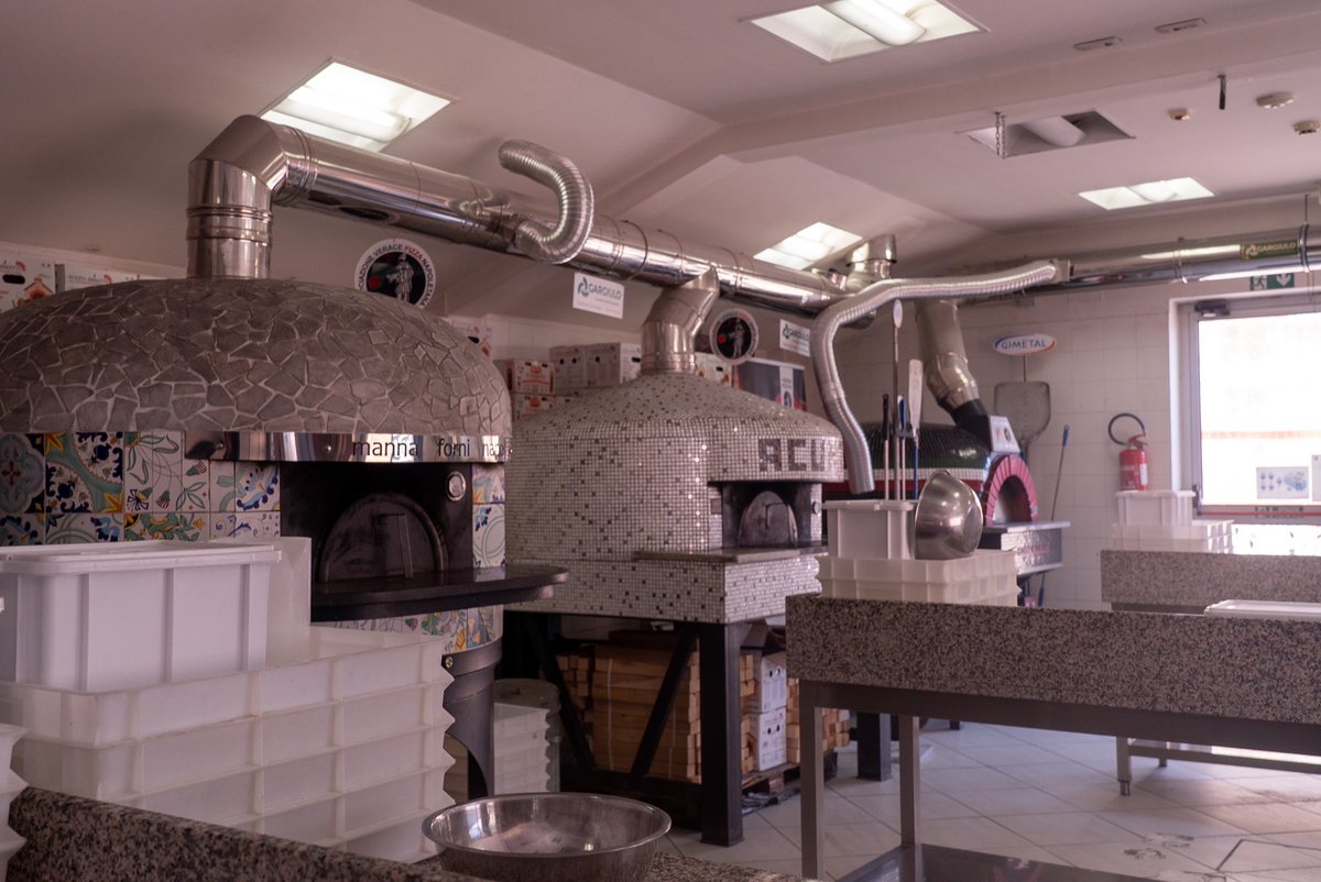 Dag 2: studenten van over de hele wereld vind je in ‘Scuola Della Pizza’. Daar leren ze de regels van de kunst. Wij kregen een rondleiding en praatten met enkele studenten! 🎓 #ODG2022Napoli <a href="/ArteveldeJOU/">Journalistiek Arteveldehogeschool</a>