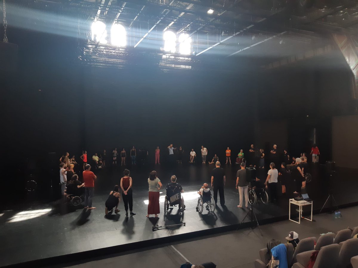 mercatflors's tweet photo. 3a sessió del curs de formació amb la Cia Liant la Troca del projecte europeu de recerca #INARTdis @UABBarcelona https://t.co/WM4TCTMvvY