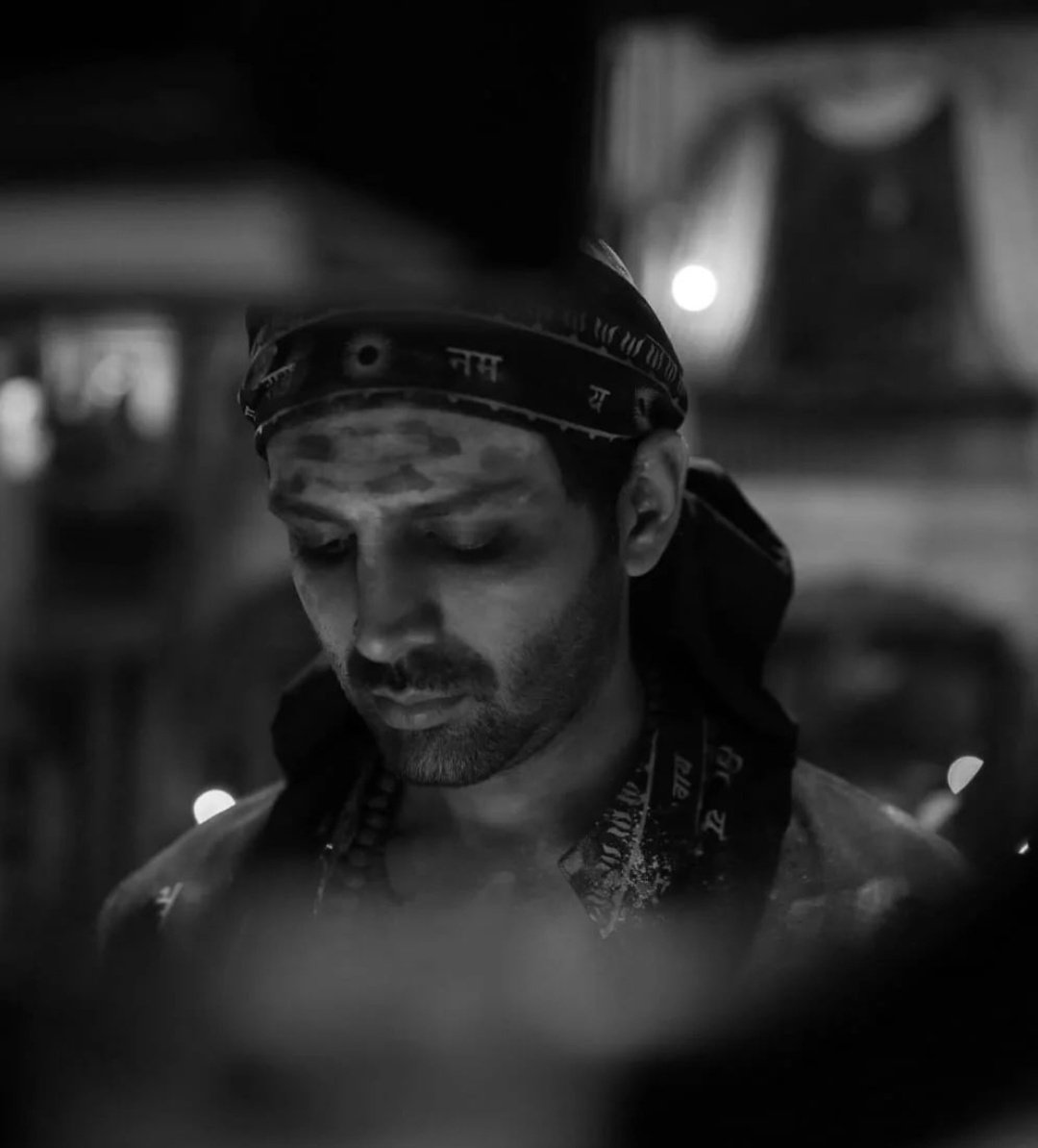 StanningKartik's tweet photo. The fact that these stills are of songs from the same film !! 
Kartik you're one of the most versatile actors of recent times and the best dancer of ur gen no doubt .You pulled of both the Tandav in #AmiJeTomar n the #ZigZagStep w/ such ease. (1/2)
@TheAaryanKartik #KartikAaryan https://t.co/AfYOAGVavq