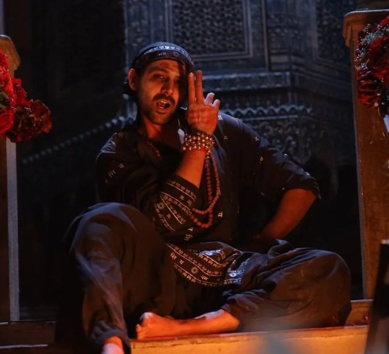 StanningKartik's tweet photo. The fact that these stills are of songs from the same film !! 
Kartik you're one of the most versatile actors of recent times and the best dancer of ur gen no doubt .You pulled of both the Tandav in #AmiJeTomar n the #ZigZagStep w/ such ease. (1/2)
@TheAaryanKartik #KartikAaryan https://t.co/AfYOAGVavq