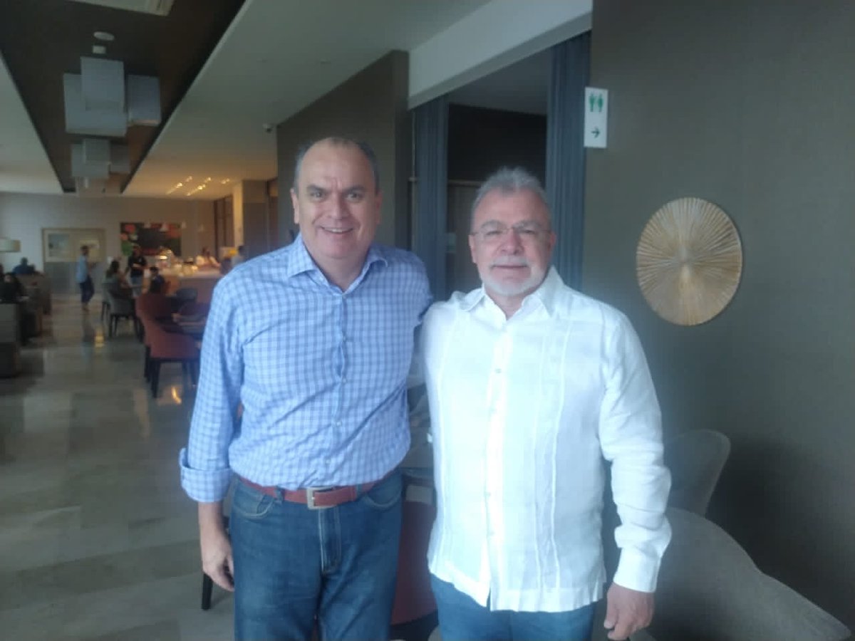 Nuestro presidente de Fedecámaras Táchira Maximiliano Vasquez con Carlos Luna <a href="/Carlos_Luna_R/">Carlos Luna</a>  Presidente de la Asociación Cambiaria de Norte de Santander en el Foro "Hacia la apertura económica de la frontera, avances y retos" realizado en la ciudad de Cúcuta.

<a href="/fedecamaras/">FEDECAMARAS</a>