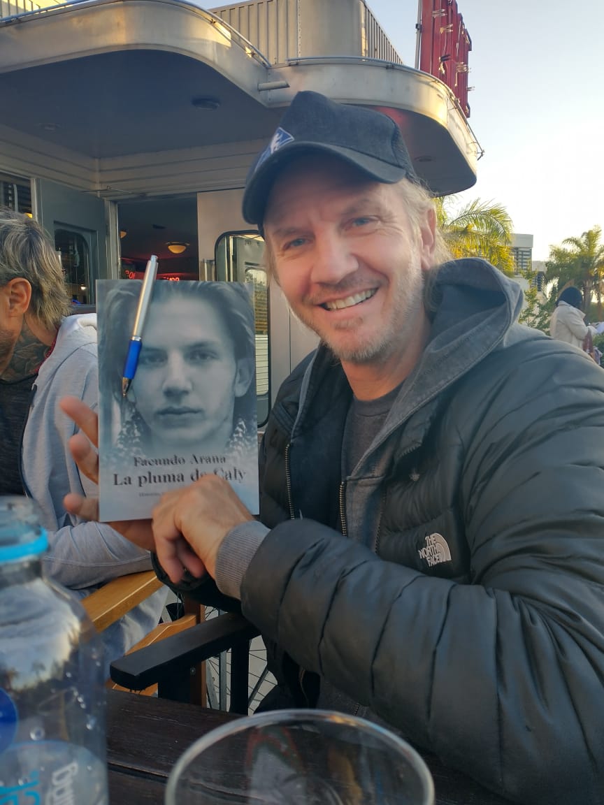 Feliz dia !!del escritor <a href="/Facundo_Arana/">Facundo</a> , un bellisimo libro,  lleno de anécdotas y cuentos maravillosos 🤗🇺🇾❣