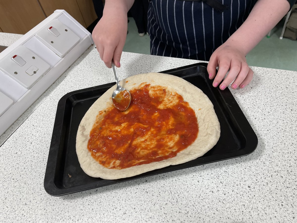 MissGibsonPE's tweet photo. And that’s a wrap! It’s been a pleasure to be involved in You Can Club this year. We finished the year by making some delicious pizzas. Very proud to see the progress that these young people have made throughout this year ❤️🍕#RISE https://t.co/p7Y799JjxS
