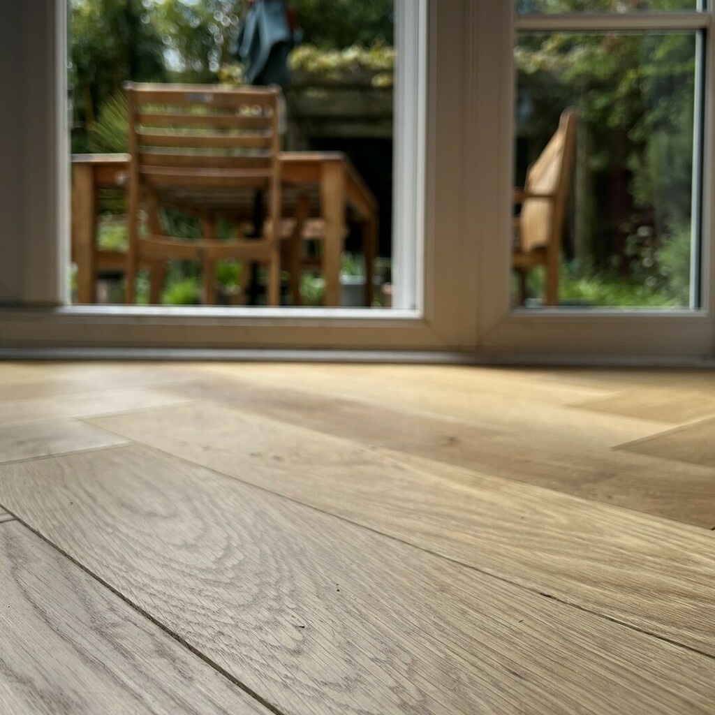 ☀️We are all hoping for a dose of summer, that's why it was so great to be able to get this photo on a sunny day in Cambourne, looking out into the garden of this returning client☀️

#woodflooring #panaget #newflooring 
#oakflooring #cambridgeshire #arto… instagr.am/p/CewForKIJyv/