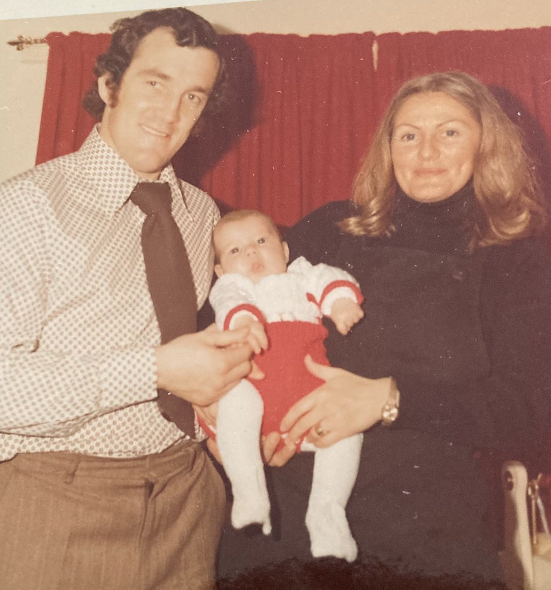 GoffLewis1's tweet photo. Very sad to hear about Phil Bennett’s passing. Me and my brother Paul had the pleasure of meeting Phil and his wife Pat at his home in Felinfoel in 1976. My cousin Keith John organised the meeting (Keith and Phil are married to sisters Pat and Wendy) What a fantastic player 🏴󠁧󠁢󠁷󠁬󠁳󠁿 https://t.co/6ayiPceDG0