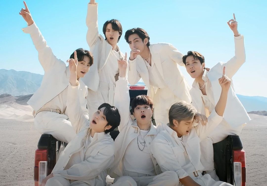 JakkiBTSArmy's tweet photo. 🎶 You and I, best moment is yet to come 🎶
Yesssssss. Happy Anniversary BT🎶 Here's to many many more 💜 🥂💜
#YetToComeTo40M #BTS #BTS_Proof #BTSARMY https://t.co/UcSrRA6wl8