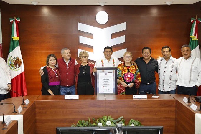 salomonj's tweet photo. Hoy recibimos la Constancia de Mayoría y Validez como Gobernador Constitucional del Estado Libre y Soberano de Oaxaca, en la que se ratifica el triunfo histórico que obtuvimos con el apoyo del pueblo de Oaxaca. ¡Muchas gracias a todas y todos los que nos dieron su confianza! https://t.co/I1shvWibE8