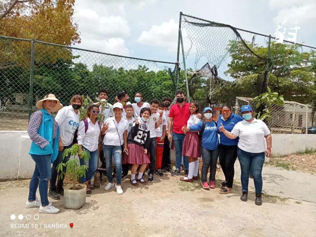 Edumas_soledad's tweet photo. Siembra de 🌳, limpieza y manejo de aguas residuales en sector del barrio Nuevo Milenio de Soledad.🤝
Con estudiantes del Liceo Nacional, líderes del sector, la Fundación Alas a la Libertad, FUPAD; se logró la arborización y recuperación de la cancha la Inmaculada.🤸🚴 https://t.co/sONTWjDh0j