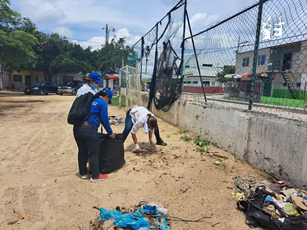 Edumas_soledad's tweet photo. Siembra de 🌳, limpieza y manejo de aguas residuales en sector del barrio Nuevo Milenio de Soledad.🤝
Con estudiantes del Liceo Nacional, líderes del sector, la Fundación Alas a la Libertad, FUPAD; se logró la arborización y recuperación de la cancha la Inmaculada.🤸🚴 https://t.co/sONTWjDh0j