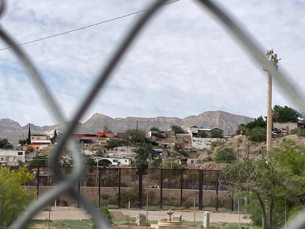 Beauty bestrides the border, including in El Paso (first photo) and Juárez (second photo), which are separated not only by the Rio Grande but also by chain-link fences and high walls. 

#MercyForJustice #MercyForImmigrants