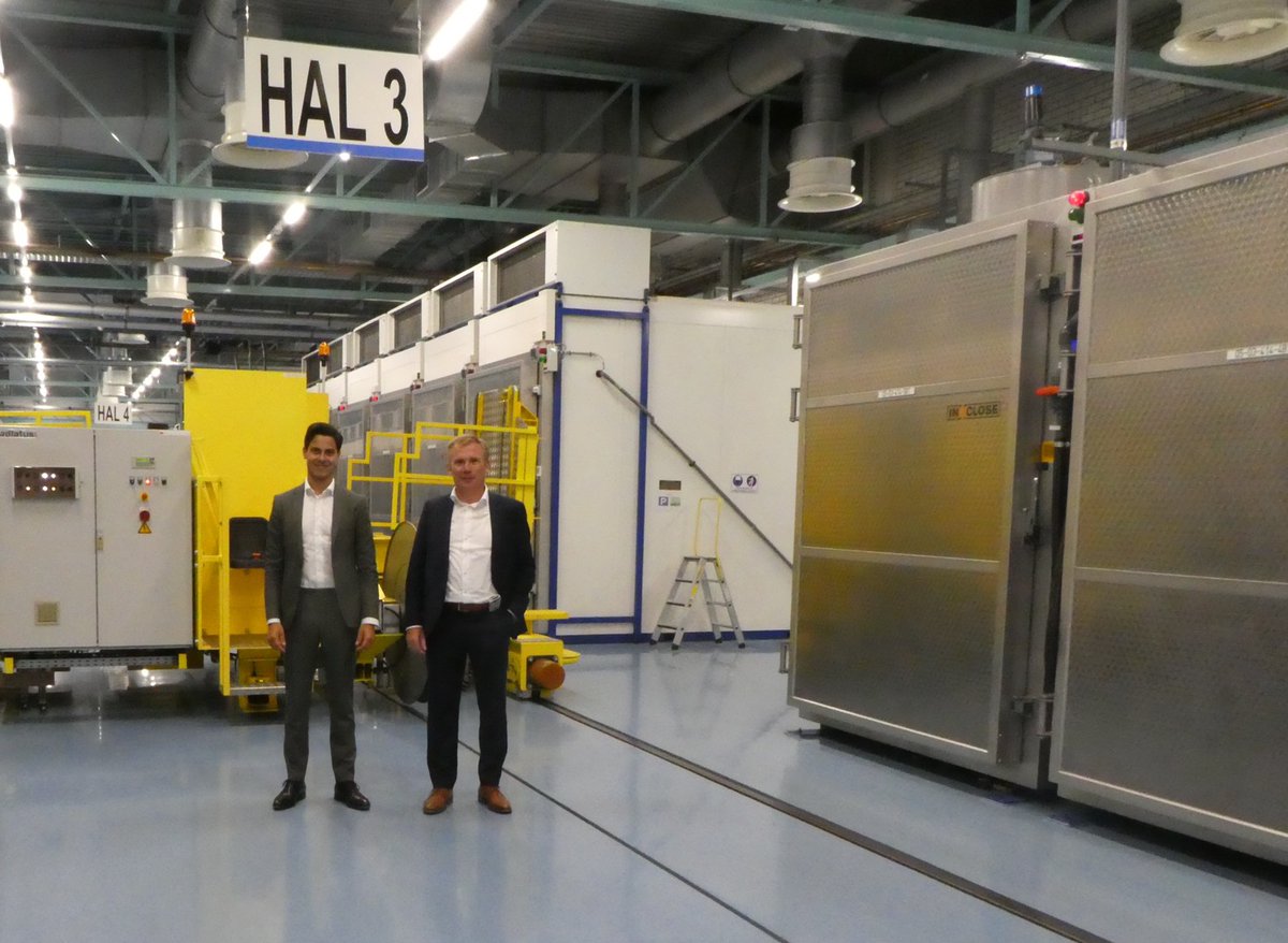 Minister voor Klimaat en Energie Rob Jetten was vandaag onze gast. Hij bekeek de uraniumverrijkingsfabriek en het Recycling Centre, waar procesonderdelen worden gereviseerd voor hergebruik. Directeur Ad Louter praatte de minister bij over recente marktontwikkelingen.