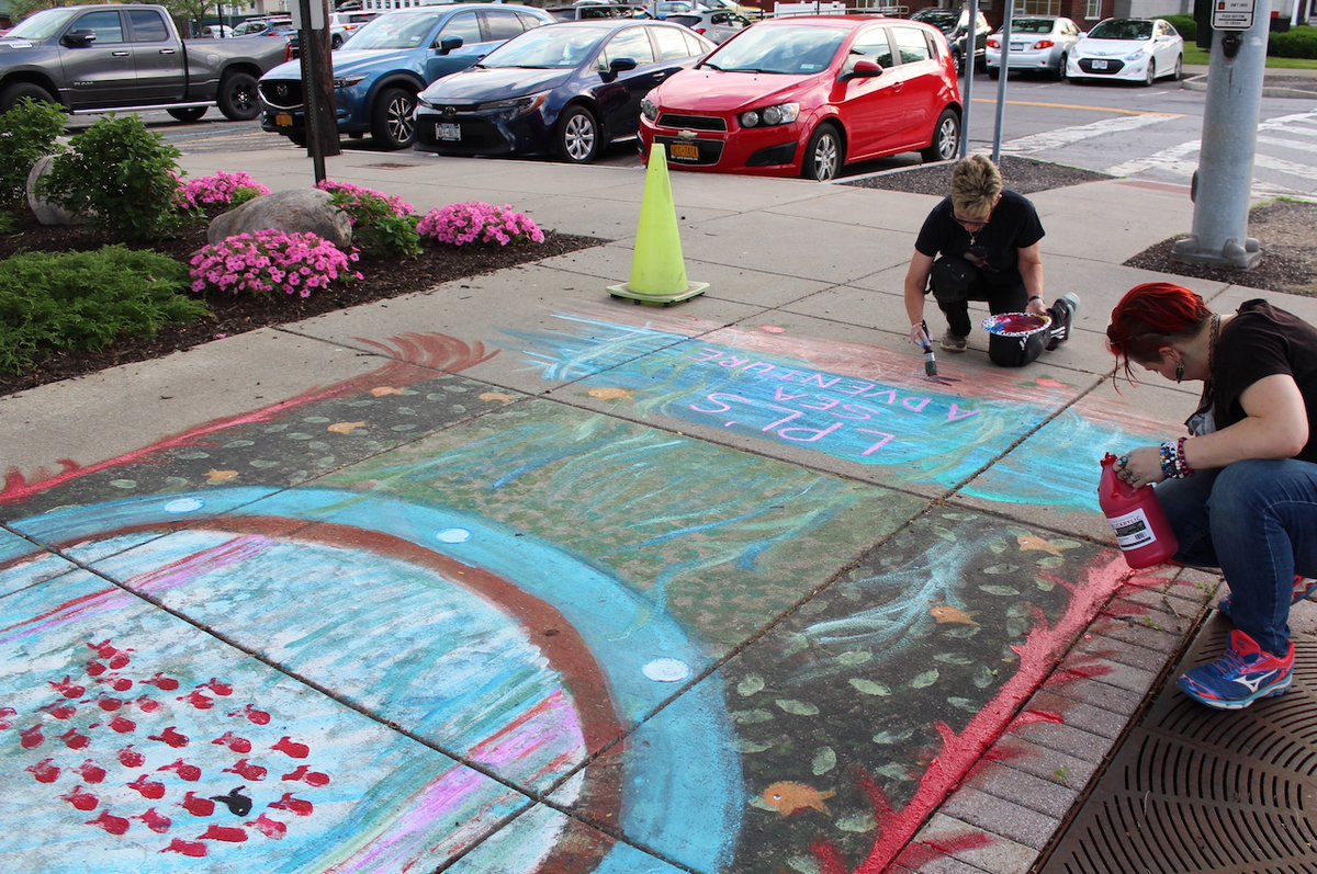 LiverpoolPubLib's tweet photo. We're getting closer to the 6/25, 6/27 kickoff events for #LetsReadLiverpool!
Circulation Services coordinator Angie Roberts, clerk Terri Clark work on sidewalk art for #OceansOfPossibilities.
Find way more:
https://t.co/EG7pyDZj4Y
#LiverpoolPublicLibrary #LPLreads https://t.co/nKLIjrBVCc