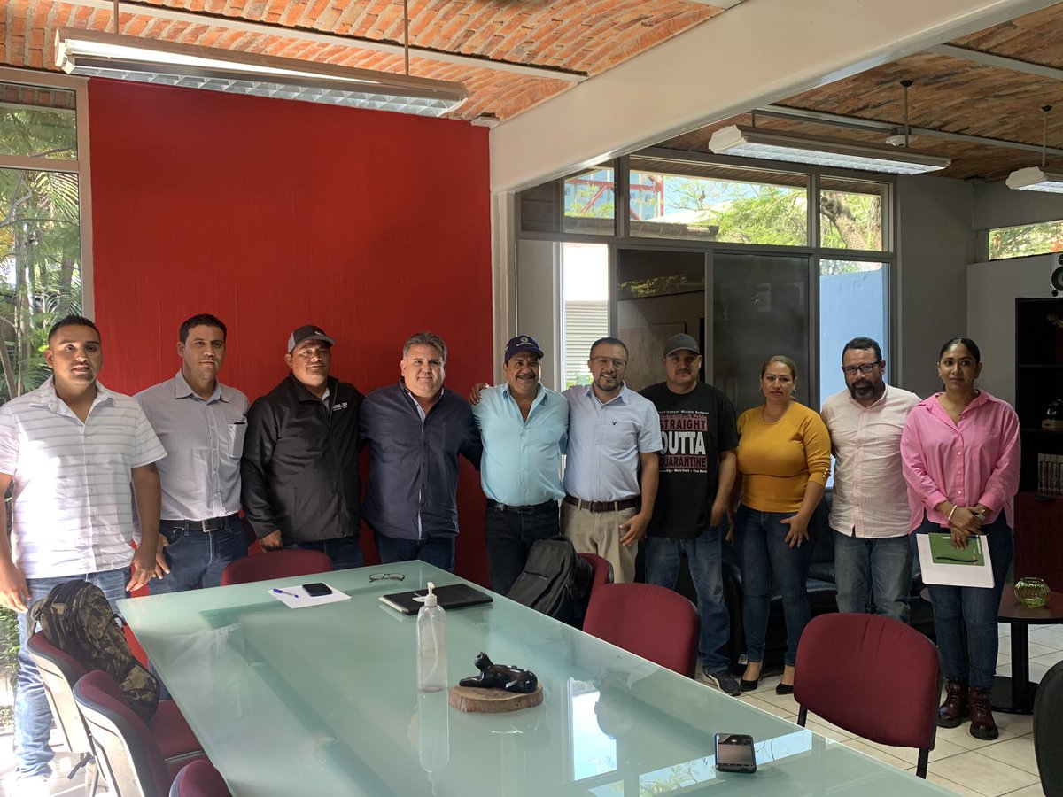 MemoMedranoB's tweet photo. Recibí al Presidente Muncipal de #Ayotlan Rodolfo Hernandez, junto con padres de familia y la directora de Eduacion del municipio, donde revisamos las mejoras en infraestructura educativa que se están llevando a cabo en el municipio. https://t.co/znODej9qwL