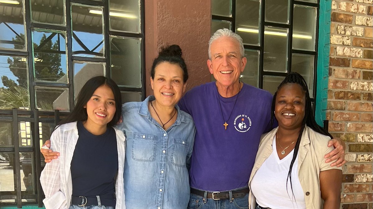 SistersofMercy's tweet photo. A dozen people took part, including sisters, Mercy Associates, teachers at Mercy-sponsored schools and universities, and others interested in being in solidarity with migrants.
Here are some preliminary photos and videos of our encounters.
#MercyForJustice #MercyForImmigrants https://t.co/yh45Fp2KEV