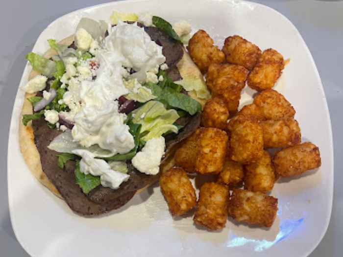 GatsbysPubGrill's tweet photo. 🎵I need a Gyro! I'm holding out for a Gyro 'til the end of the night 🎶
.
Check out our specials! Served from 11am - 2pm 
👉 https://t.co/WVsObifZvd
.
#Gatsbys #IndianapolisIN #IndyEats #IndyLife #IndyFood #IndyFoodie https://t.co/3V3vO1tXt5