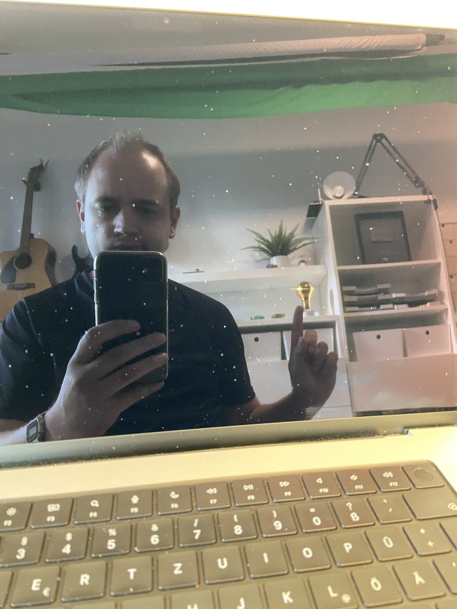 Ich hab gerade einen einzelnen reflektierten Lichtfleck auf meinem Bildschirm betrachtet. Kann mir jemand dieses Muster erklären? Hat dieser Effekt einen Namen?

Und ja, ich sollte mal meinen Bildschirm putzen...